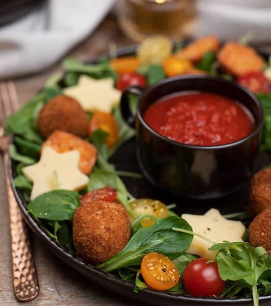 Rocket wreath with tomato arancini balls