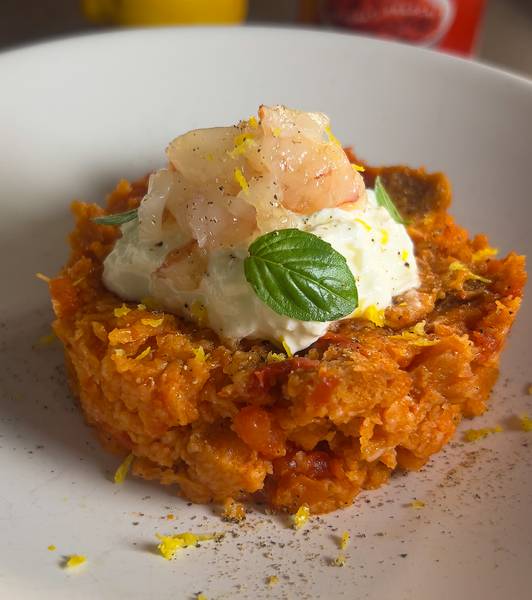 Pappa al pomodoro con tartare di gamberi e stracciatella