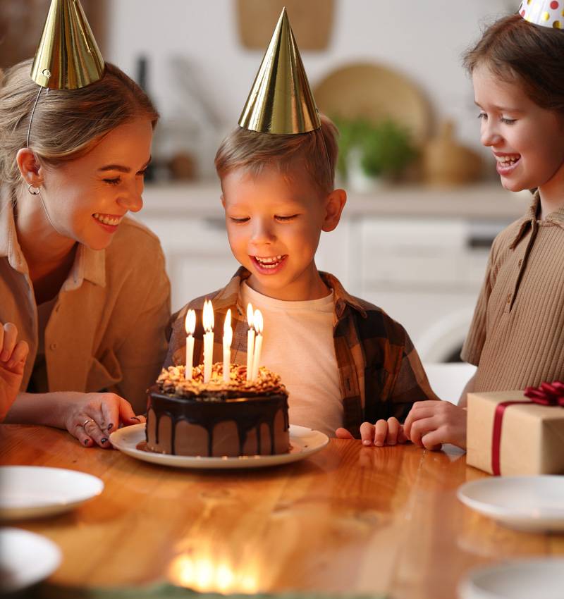 Come sopravvivere al compleanno di tuo figlio: dagli stuzzichini a come mantenere ordinata la casa!