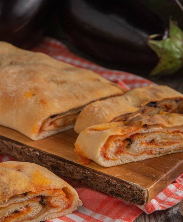 Rotolo di pizza alla parmigiana