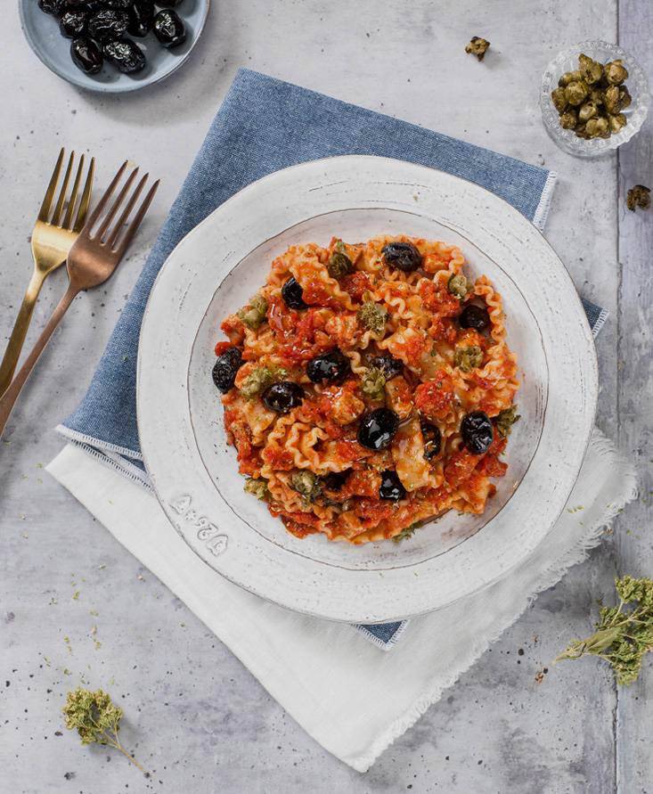 ショートパスタのマグロとトマト、黒オリーブとフライケッパーのラグーソース