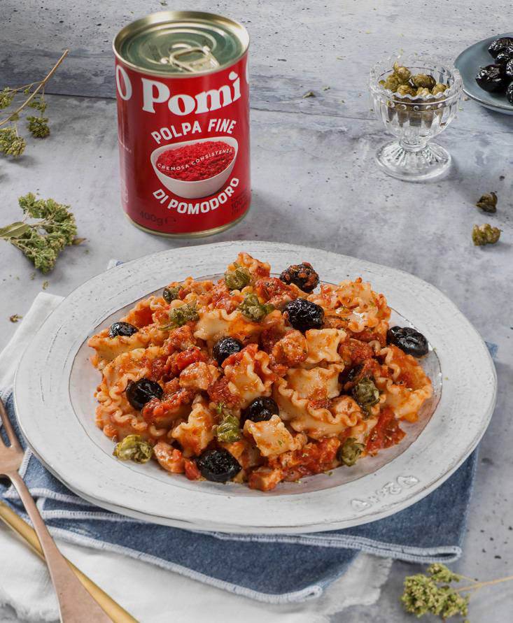 Reginette con ragù di tonno fresco, pomodoro, olive nere e capperi fritti