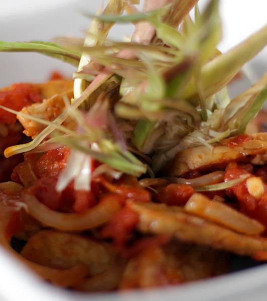 Tempeh alla cipolla stufata e carciofi
