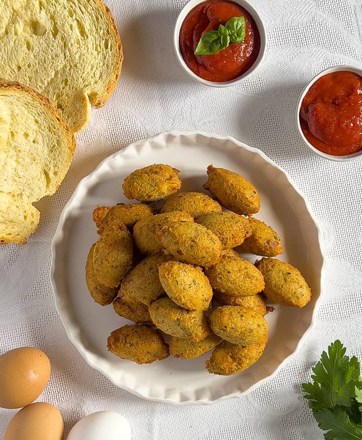 Polpette di pane e uova con salsa di pomodoro ai profumi della primavera