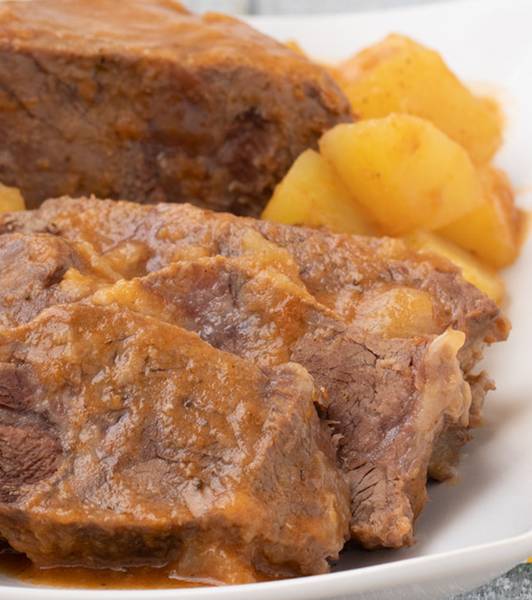 Arrosto con patate e cipolle