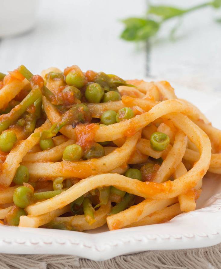 Pasta con sugo di asparagi e piselli