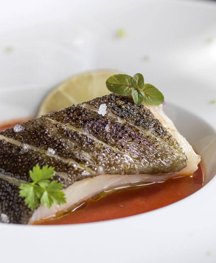 FILET DE MORUE AVEC LA PEAU CROUSTILLANTE SUR MIROIR DE TOMATES