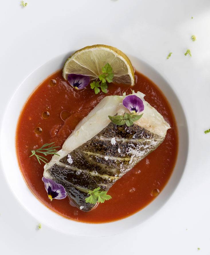 FILET DE MORUE AVEC LA PEAU CROUSTILLANTE SUR MIROIR DE TOMATES