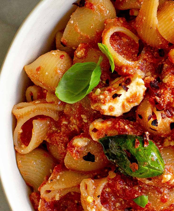 Pasta con tomate y queso feta al horno