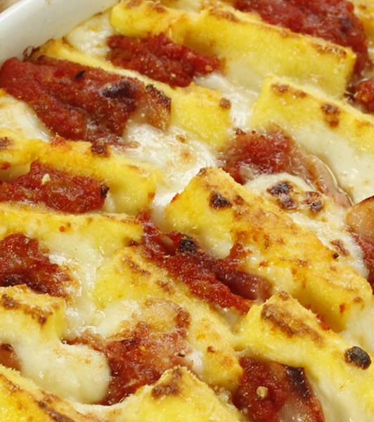 Quadrotti al semolino con passata di pomodoro Pomì, besciamella e prosciutto cotto