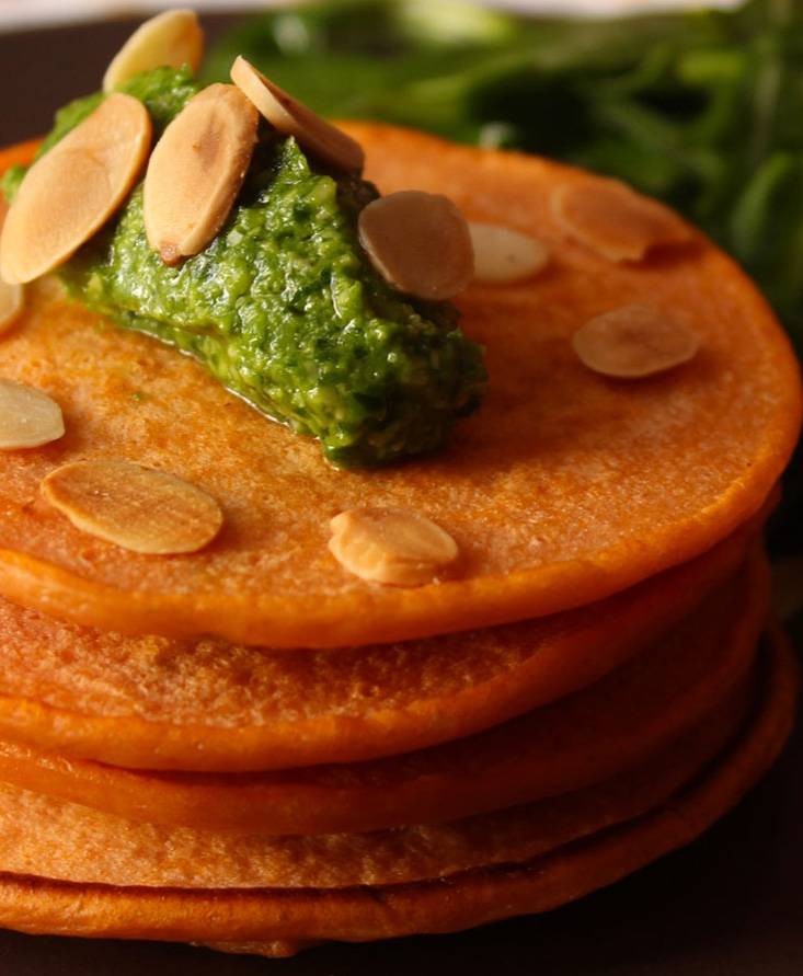 Blinis al pomodoro con crema di rucola alle mandorle