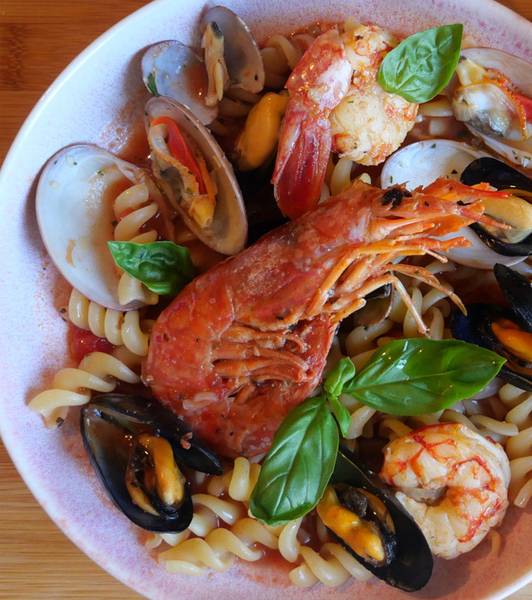 海老とムール貝のフジッリ、ブイヤベース仕立て