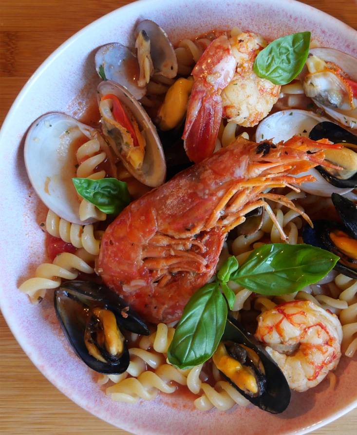 海老とムール貝のフジッリ、ブイヤベース仕立て