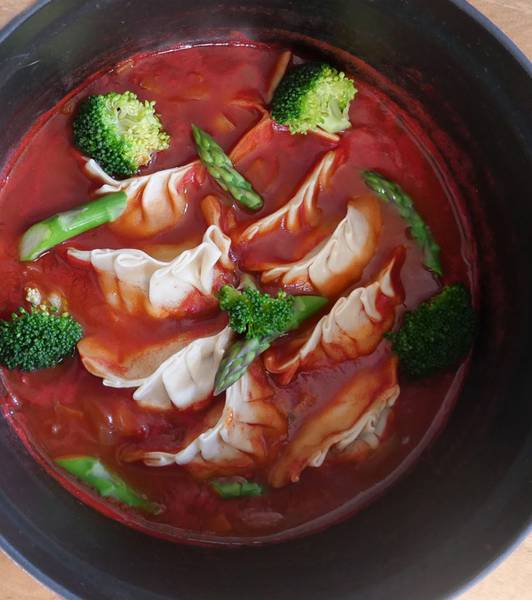 アスパラガスと餃子のトマトスープ鍋