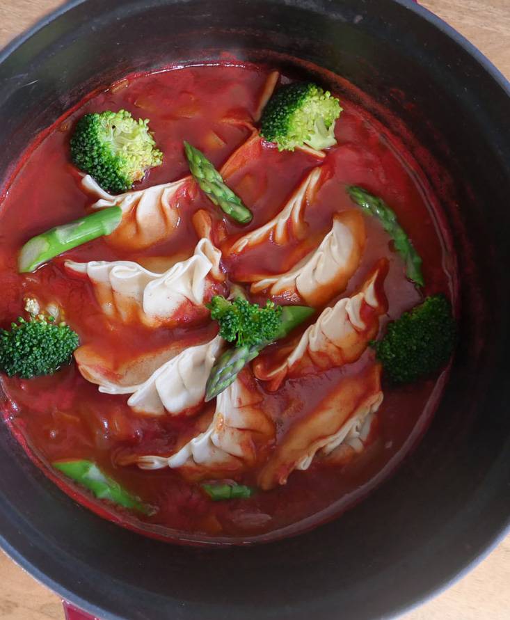 アスパラガスと餃子のトマトスープ鍋