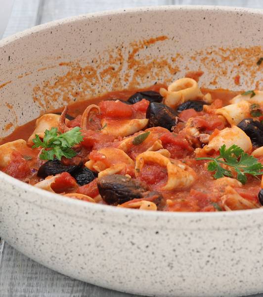 Calamari con pomodoro e olive
