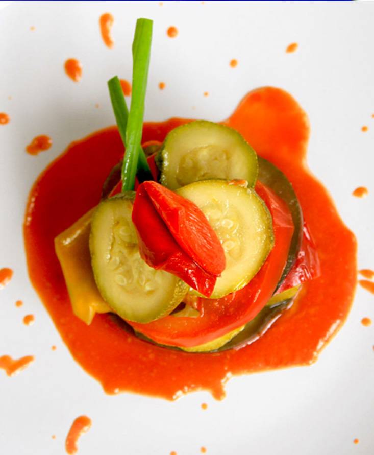 Caponatina senza glutine su dripping di pomodoro