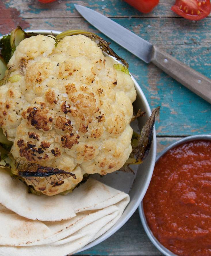 Cavolfiore arrostito intero con salsa di pomodoro e harissa
