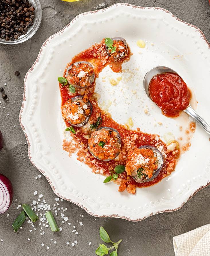 ЛУК, ФАРШИРОВАННЫЙ КРАМБЛОМ ИЗ ПОМИДОРОВ