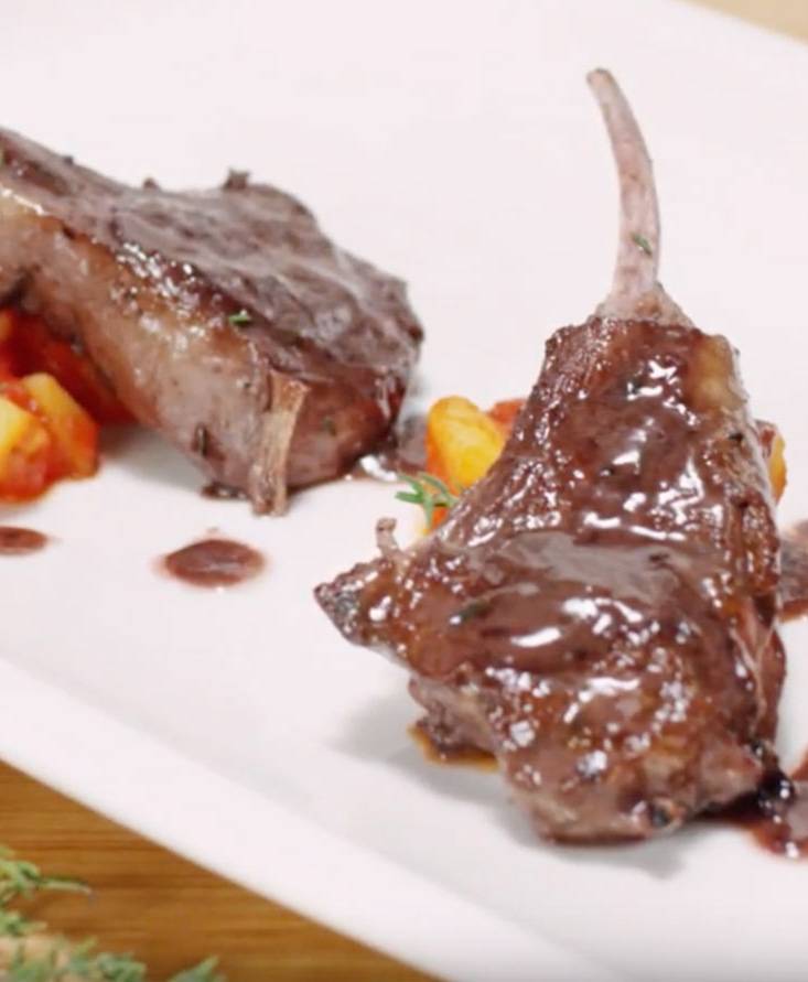 Lamb ribs on steamed potatoes with tomato