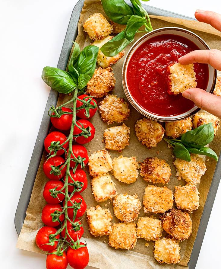 Trozos de queso crujiente con salsa de tomate, chili y gengibre