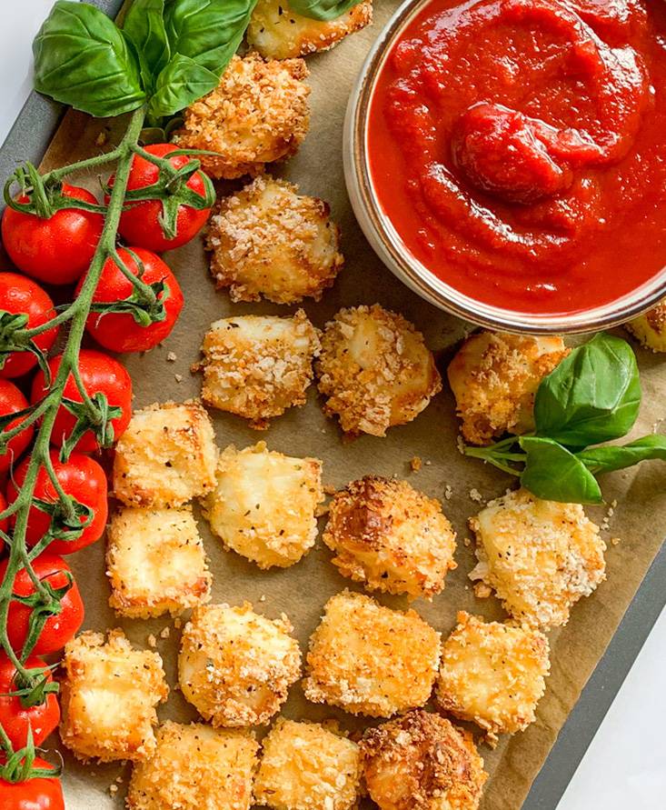Trozos de queso crujiente con salsa de tomate, chili y gengibre
