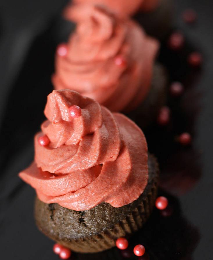 Black Cupcake with tomato-flavoured Cream