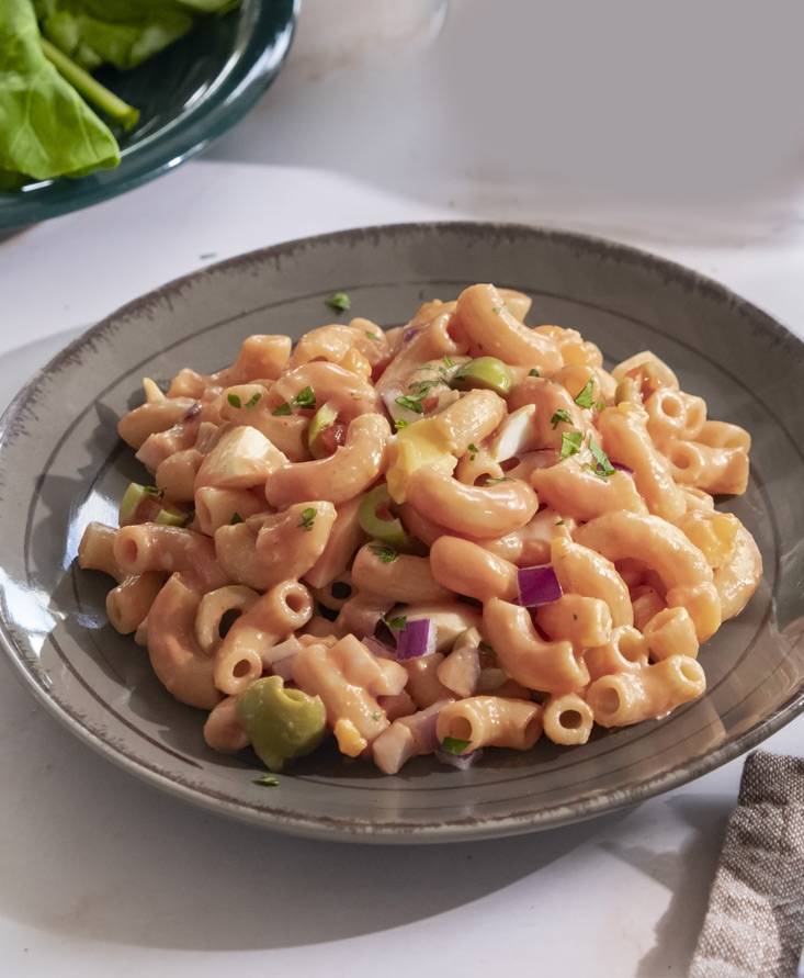 Ensalada de pasta con aderezo cremosos de tomate