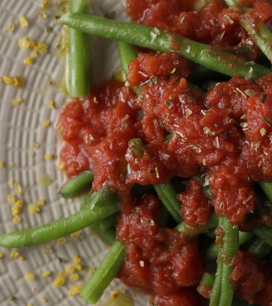 Spicy green beans with tomato and oregano