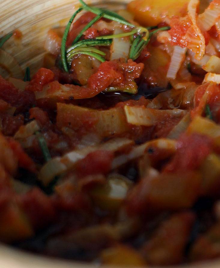 Falafel croquettes with pepper-and-oregano-flavoured tomato cream