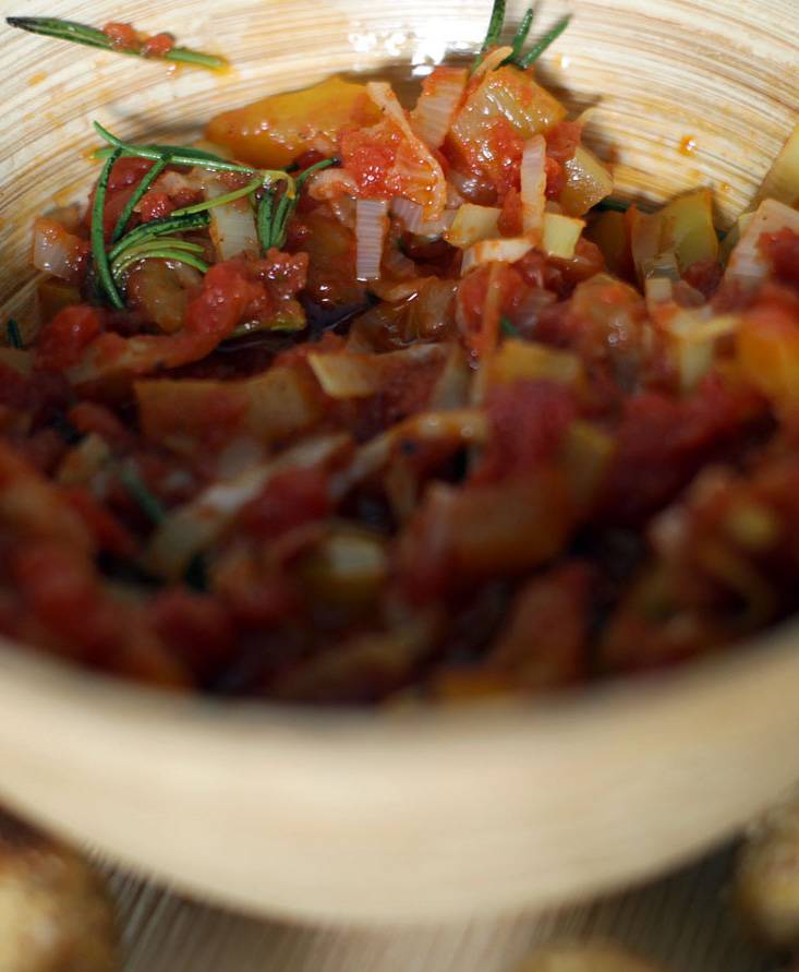 Falafel croquettes with pepper-and-oregano-flavoured tomato cream
