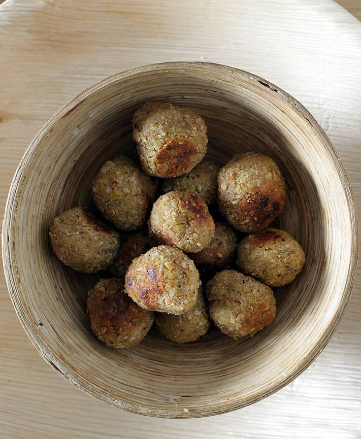 Falafel croquettes with pepper-and-oregano-flavoured tomato cream