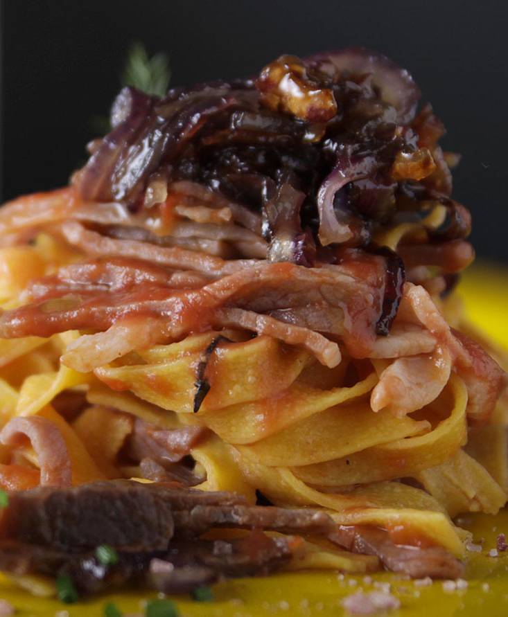 Fettuccine al crudo di parma e cipolle caramellate