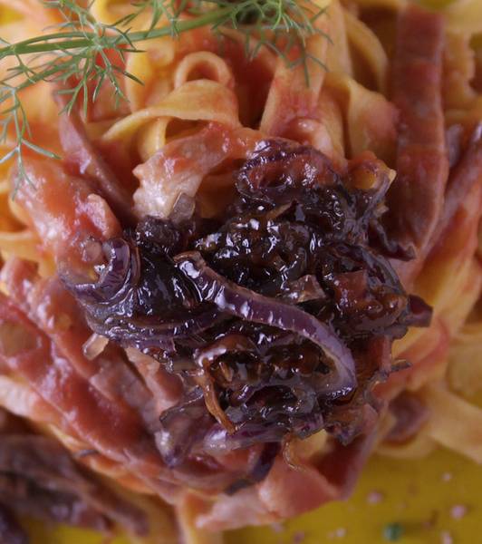 Fettuccine al crudo di parma e cipolle caramellate
