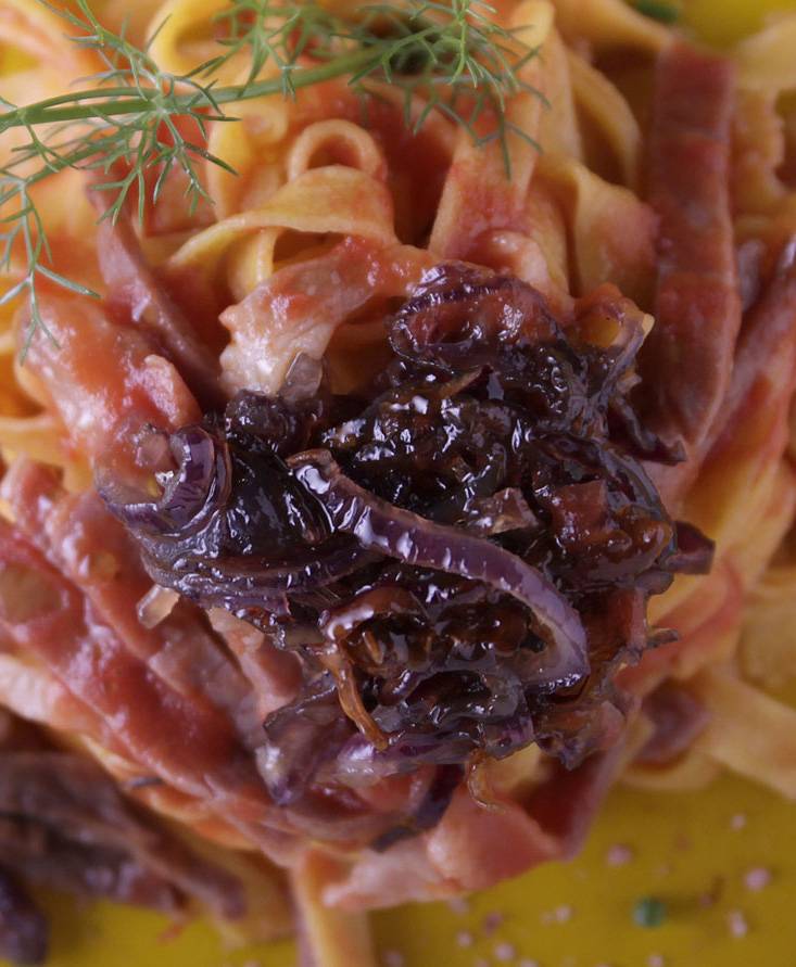 Fettuccine al crudo di parma e cipolle caramellate