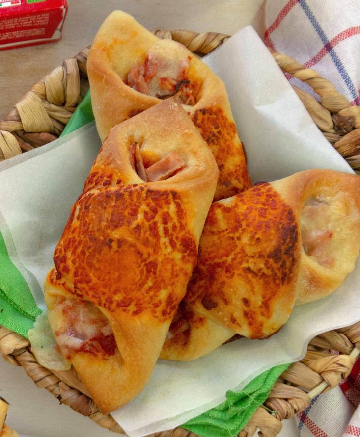 Flauti soffici con prosciutto cotto, provola e passata di pomodoro Pomi