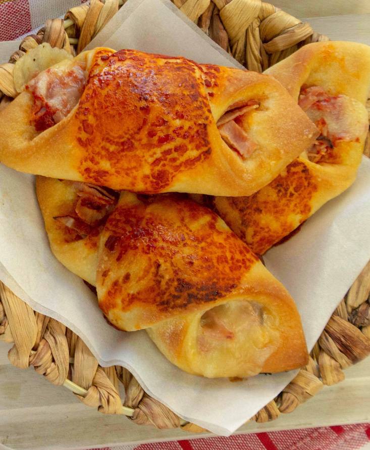 Flauti soffici con prosciutto cotto, provola e passata di pomodoro Pomi