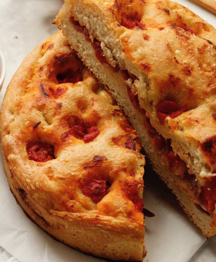 Focaccia al pomodoro con cipolla e olive