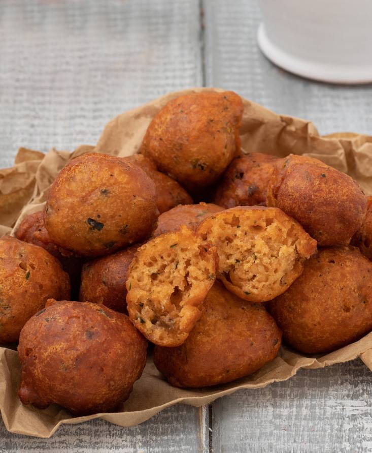 Frittelle con pomodoro e acciughe