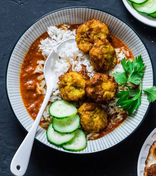 Frittelle vegetariane di zucchine in salsa di pomodoro e cocco