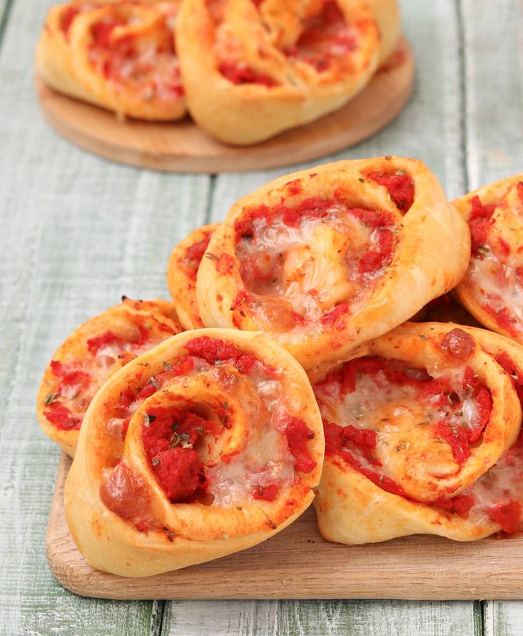 Girelle di focaccia con pomodoro e mozzarella