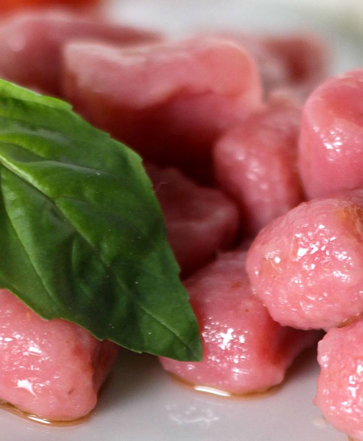 Gnocchi di patate viola con crema al caprino e dadini di gelatina al pomodoro