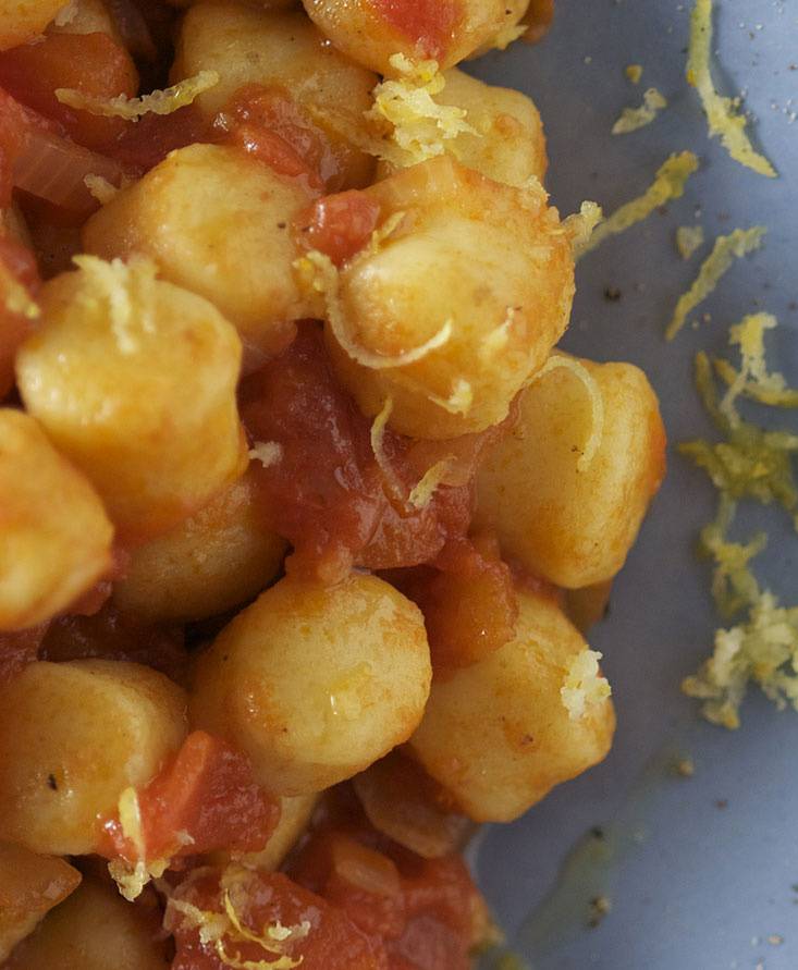Gnocchi, cubettoni di pomodoro e limone