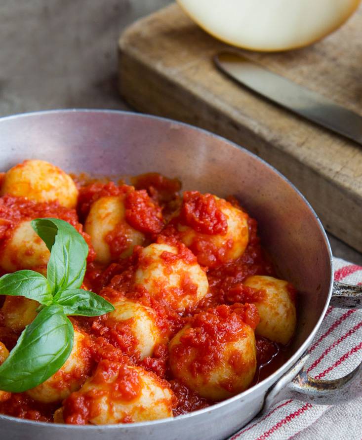 Gnocchi ripieni di scamorza affumicata al pomodoro