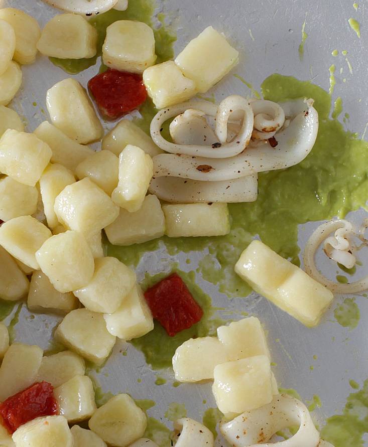 Gnocchi di patate alle seppie e piselli e gelatina di pomodoro