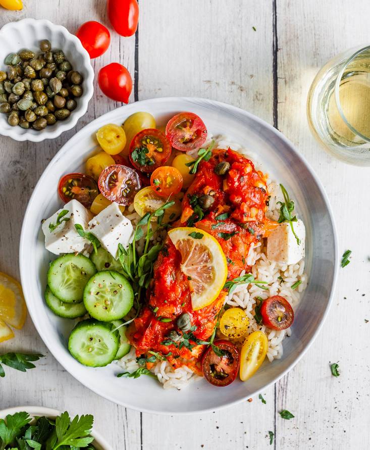 Pescado al horno al estilo griego con tomates y cebollas (Bourdeto)