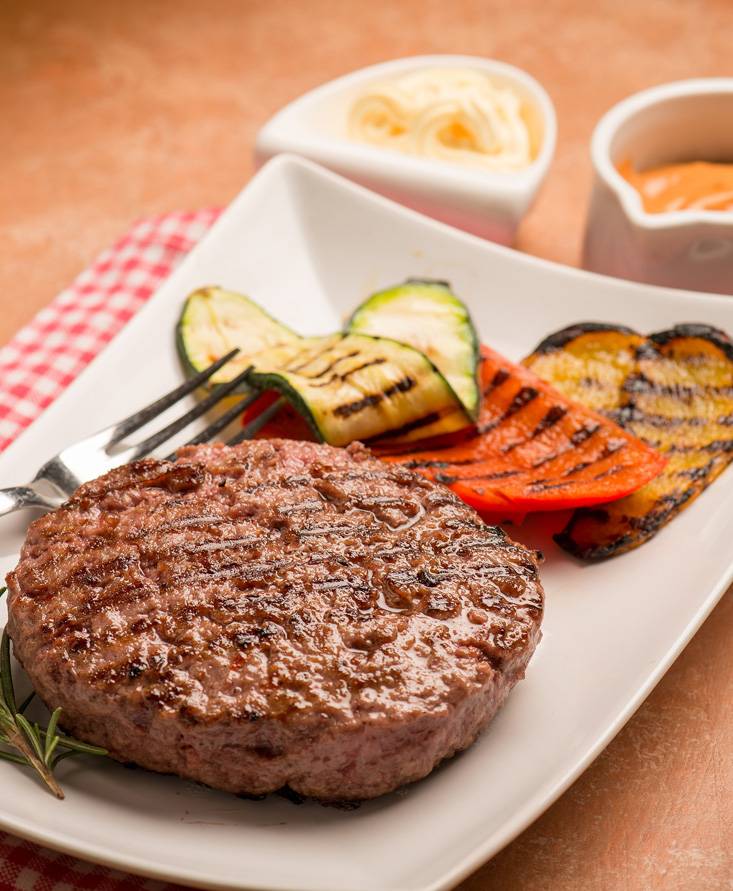 Hamburger di vitello con cipolle e zucchine