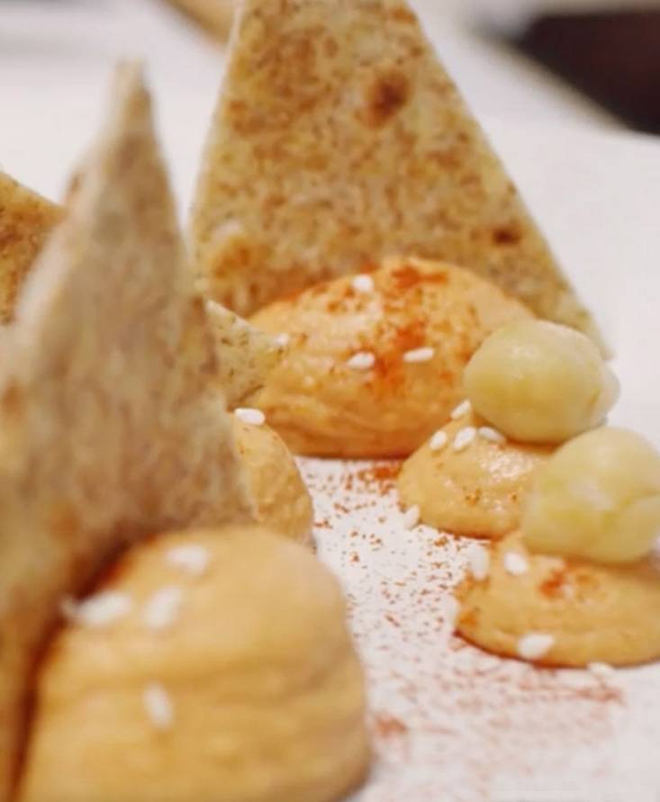 Hummus de garbanzos con tomate