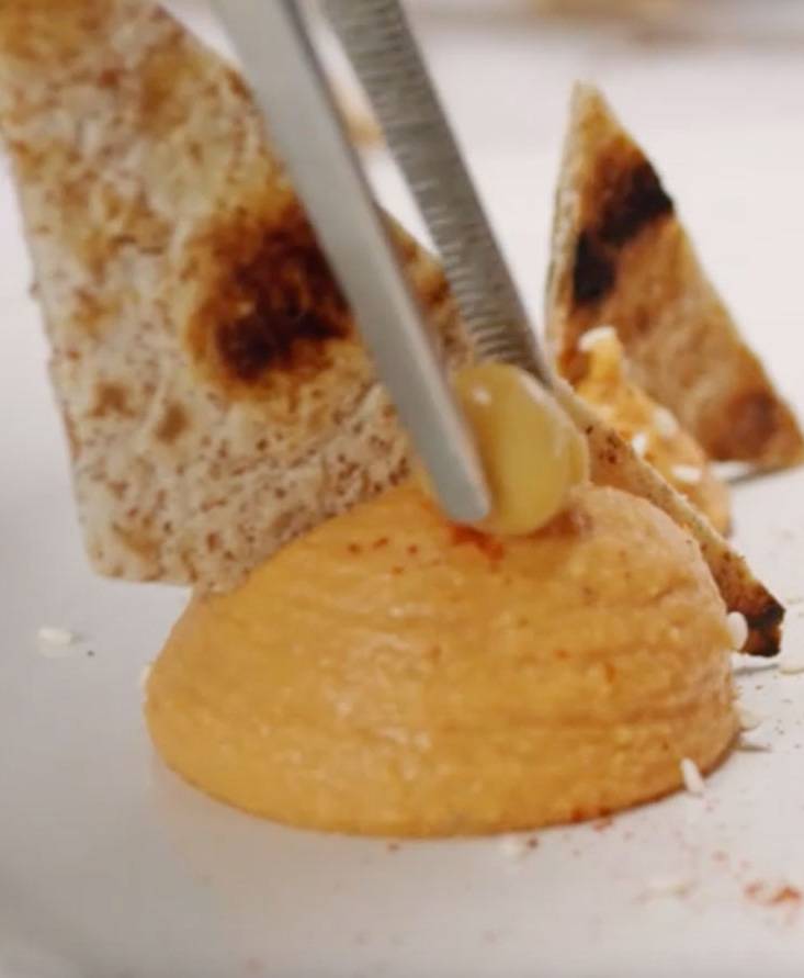 Hummus de garbanzos con tomate