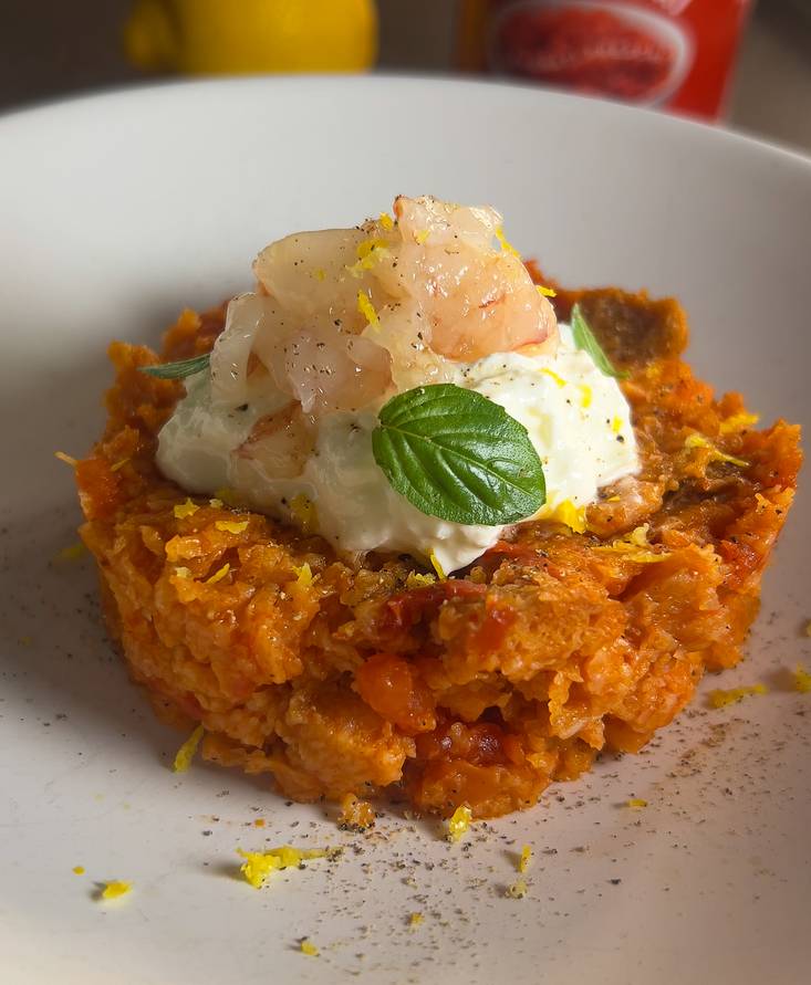 Pappa al pomodoro con tartare di gamberi e stracciatella